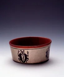 Präkolumbische Kunst, Maya-Zivilisation, klassische Periode: polychrome Tonschale, mit schwarzen Käfern verziert. Aus Petén, Guatemala. Maße: Höhe 5,8 x Durchmesser 12,6 cm. Guatemala, Nationalmuseum für Archäologie und Ethnologie