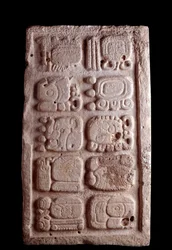 Fragment einer Treppe mit Glyphen in niedrigen Reliefs. Guatemala, Museo Nazionale di Archeologia e Etnologia