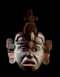 Präkolumbianische Kunst, Maya-Zivilisation, klassische Periode: Totenmaske aus Jadeit und Muscheln. Aus Tikal, Peten, Guatemala. Maße 34,5 cm x Breite 25,9 cm. Guatemala, Museo Nazionale di Archeologia e Etnologia