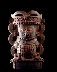 Präkolumbische Kunst, Maya-Zivilisation, klassische Periode: anthropomorphes Räuchergefäß aus Ton mit der Darstellung einer Figur, die eine Maske des Quetzalvogels trägt. Aus Purulhá, Guatemala. Höhe 47 x Breite 30 cm. Guatemala, Museo Nacional de