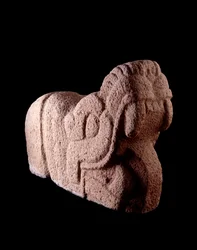 Präkolumbianische Kunst, Maya-Zivilisation, Klassik: schlangenförmiger Steintenon mit weit geöffnetem Maul aus Escuintla, Guatemala. Guatemala, Museo Nazionale di Archeologia e Etnologia