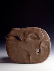 Präkolumbische Kunst, Maya-Zivilisation, klassische Periode: zoomorphe Axt aus behauenem Stein, die den Kopf eines Hirsches darstellt. Maße 26,5 x Breite 19,5 cm. Guatemala, Museo Nacional de Arqueología y Etnología