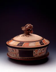 Präkolumbische Kunst, Maya-Zivilisation, frühe klassische Periode: Tonvase mit Deckel, dekoriert mit einem Jaguarkopf