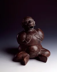 Präkolumbische Kunst, Maya-Zivilisation, frühe Periode: anthropomorphe Tonvase mit einem sitzenden Mann, der die Hände auf der Brust hält und eine Affenmaske mit offenem Mund trägt. Aus Uaxactún, Guatemala. Maße: H. 22,5 x B. 19 cm. Guatemala