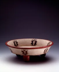 Präkolumbische Kunst, Maya-Zivilisation, späte klassische Periode: dreifüßige Schale aus polychromem Ton, mit Käfern verziert. Aus Petén, Guatemala. Maße: H. 8,7 x Durchm. 27,5 cm. Guatemala, Museo Nazionale di Archeologia e Etnologia