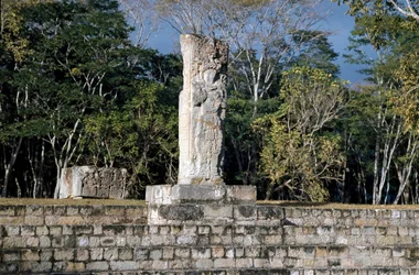 Die Stele 2 mit Blick auf den Ballplatz, 652 n. Chr.