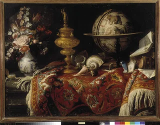 Vase mit Blumen, Astralglobus, Bücher und Goldarbeiten auf einem Teppich