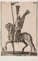 Berittener Soldat, Profil nach links; Lanze mit Wimpel, Metallhelm mit sehr hohem Federbusch, Schild mit Adlerflügel und ein weiterer hoher Federbusch