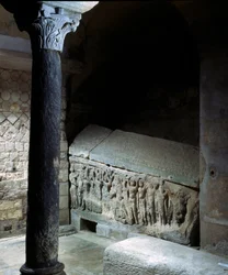 Merowingische Kunst: Grabmal des Agilbert (7. Jahrhundert), Bischof von Paris. Steingrabmal. Abtei Notre-Dame de Jouarre (Seine-et-Marne).