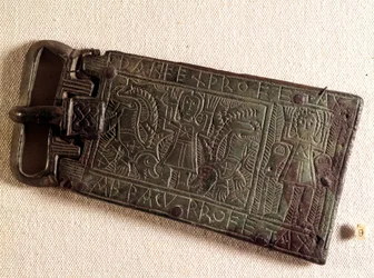 Merowingische Kunst: Bronzegürtelschnalle des Burgunderreichs (barbarisches Volk) darstellend Daniel in der Löwengrube. 550-626. Aus Franche-Comté. Nationalmuseum für Archäologie, Saint Germain en Laye