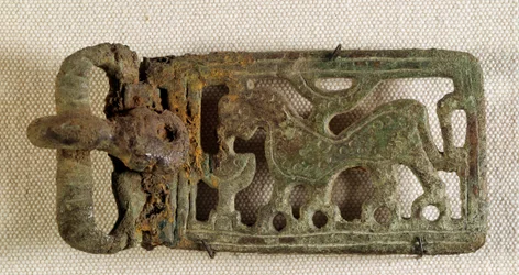 Merowingische Kunst: Gürtelverschluss, der ein fantastisches Tier darstellt. Gallien 6. Jahrhundert. Nationalmuseum für Archäologie von Saint Germain en Laye