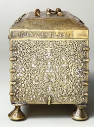 Ein mesopotamischer Messingkasten mit Silberintarsien, mit Zifferblättern für ein Kombinationsschloss (Seitenansicht)