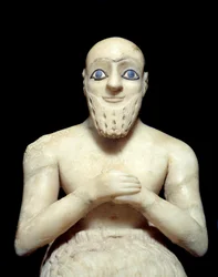 Kunst Mesopotamien: Statue des Verwalters Ebih-il. Skulptur aus Alabaster, Muschel, Lapislazuli und Schiefer, um 2500 v. Chr. (Sumerische Periode, um 2900-2200 v. Chr.). Aus Mari. Höhe: 0,525 m. Paris, Louvre Museum