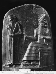 Gesetzesstele des Hammurabi, der Gott Shamash diktiert seine Gesetze an Hammurabi, König von Babylon, gefunden in Susa, ca. 1750 v. Chr.