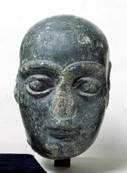 Kopf eines Mannes, bekannt als Gudea mit rasiertem Kopf, aus Telloh (Antikes Girsu) Neo-Sumerisch, ca. 2120 v. Chr.
