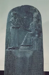 Relieffigur des Sonnengottes Shamash, der König Hammurabi seine Gesetze diktiert, auf seinem berühmten Gesetzescode, Altbabylonische Periode, 1760 v. Chr.