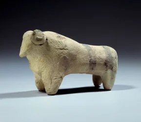 Medopotamien: Terrakotta-Stierfigur mit bemalten Streifen. Obeid-Periode