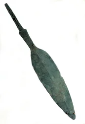 Mesopotamien: Kolossaler Speer mit einer Inschrift im Namen von „Lugal, König von Kisch“. Archaische Dynastie. 2600 v. Chr. Von der Website von Tello. Maße 0,13 x 0,85 m. Paris, Musée du Louvre