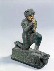 Mesopotamien: Statuette aus Silber, Bronze und Gold eines knienden Verehrers, Ex-Voto gewidmet dem Gott Amurru für das Leben von Hammurabi, 1800 v. Chr.