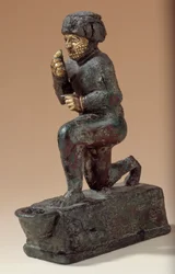 Mesopotamien: Statuette aus Silber, Bronze und Gold eines knienden Verehrers, Ex-Voto gewidmet dem Gott Amurru für das Leben von Hammurabi