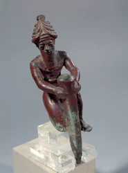 Mesopotamien: Kupferfundamentfigur, die den Gott darstellt, der einen Nagel drückt