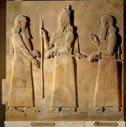 Orientalische Antiquitäten: Detail eines Alabasterreliefs, das Sargon II. zeigt, wie er einem hohen Beamten Befehle erteilt