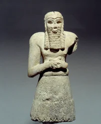 Orientalische Antiquitäten: Statuette aus Kalkstein von Orant, gewidmet Prinz Ginak