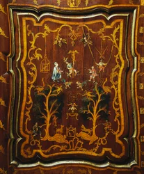 Rokoko-Stil Holzleinen-Schrank mit polychromen Einlagen und Sockel, Kolonialzeit