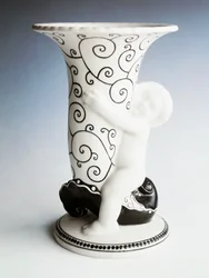 Vase mit schwarzer Dekoration, kegelartiger Körper gehalten von einem Cherub, Vereinigte Wiener und Gmundner Keramik, Österreich, 20. Jahrhundert