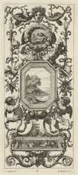Ornamenttafel, bekrönt vom gekrönten Kopf einer Frau und zwei Pfauen