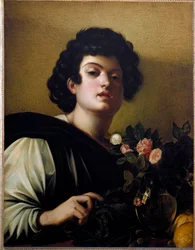 Junger Junge in der Vase der Rosen
