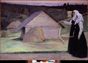Sommer. Zwei Frauen, die ihre Rechen tragen, gehen abends nach der Feldarbeit vor Heuhaufen und Holzhütten. Gemälde von Michail Wassiljewitsch Nesterow (1862-1942)