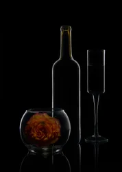 Eleganter Wein und Rose