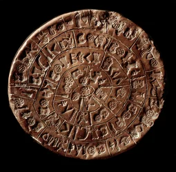 Der Diskos von Phaistos (Diskos von Phaistos, Diskos von Phaistos) (minoische Kunst - 1700-1600 v. Chr.), bedeckt mit Hieroglyphen.