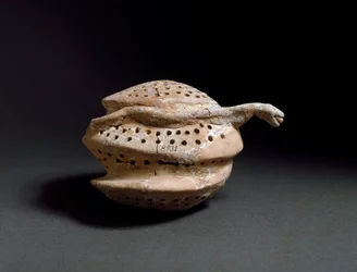 Ägäische Kunst: Keramikvase in Form von Waben und Schlange