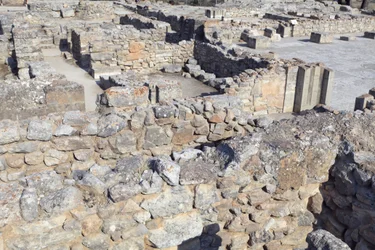 Minoische archäologische Stätte von Phaistos. Nordostkomplex. Diese Räume wurden zur Aufbewahrung wertvoller ritueller Gefäße verwendet. Die berühmte „Phaistos-Scheibe“ mit hieroglyphischer Schrift wurde hier zusammen mit anderen Tontafeln gefunden, die in