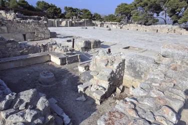 Minoische archäologische Stätte von Phaistos. Zentraler Hof und Bankheiligtum: kleiner rechteckiger Raum mit niedrigen Bänken entlang der Wände zur Unterstützung von Kultgegenständen und Figuren der Gottheit.