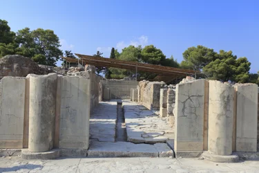 Minoische archäologische Stätte von Phaistos. Tor des Nordflügels, das sich vom zentralen Hof öffnet. Der Nordflügel ist der wichtigste Flügel des Palastes, da angenommen wird, dass er die „Königlichen Gemächer“ beherbergte. Tor, das zum Komplex der „