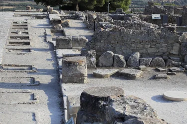 Minoische archäologische Stätte von Phaistos. Gesamtansicht der Heiligtümer des Westflügels entlang des zentralen Hofes vom Nordflügel. Es gab zwei Arten von Heiligtümern: Bankheiligtum und Lutralbecken.