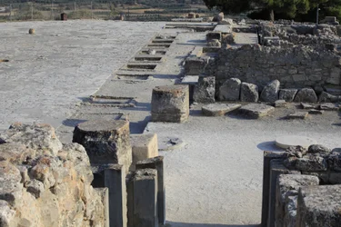 Minoische archäologische Stätte von Phaistos. Gesamtansicht der Heiligtümer des Westflügels entlang des zentralen Hofes vom Nordflügel. Es gab zwei Arten von Heiligtümern: Bankheiligtum und Lutralbecken.