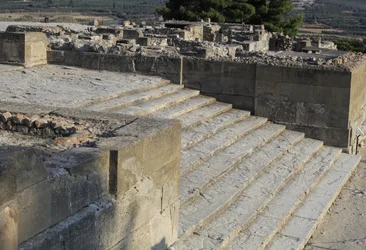 Minoische archäologische Stätte von Phaistos. Treppe, die im Westhof beginnt und zu den Propyläen führt, dem Haupt- und beeindruckendsten Eingang zum neuen Palast (1700-1450 v. Chr.). Phaistos, Kreta.