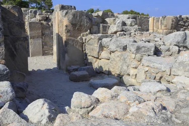 Minoische archäologische Stätte von Phaistos. Die westlichen Magazine. Großer Komplex der Palastlager. Blick auf einige der 11 Magazine, in denen die Güter des Palastes gelagert wurden (1900-1700 v. Chr.) Phaistos, Kreta.