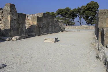 Minoische archäologische Stätte von Phaistos. Die westlichen Magazine. Großer Komplex der Palastlager. Es besteht aus dem Vorraum, dem Korridor der Lager und den Lagerräumen selbst.