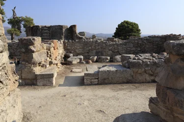 Minoische archäologische Stätte von Phaistos. Blick über einen „Bank-Schrein“ des Westflügels. Der „Bank-Schrein“ war ein kleiner und rechteckiger Raum mit niedrigen Bänken, die um die Wände liefen, um Kultobjekte und Figuren der Gottheit zu stützen. Auf e