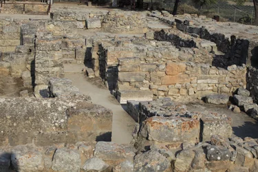 Minoische archäologische Stätte von Phaistos. Blick über den Nordostkomplex. Komplex von vier Räumen, die direkt an den alten Palast angrenzen. Diese Räume wurden zur Aufbewahrung wertvoller Ritualgefäße genutzt. Die berühmte Phaistos-Scheibe mit hieroglyp