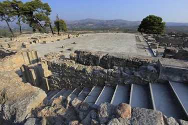 Minoische archäologische Stätte von Phaistos. Blick über den zentralen Hof vom Nordflügel aus. Der zentrale Hof war ein grundlegendes architektonisches Element des minoischen Palastes. Es ist ein Kern, um den die verschiedenen Flügel angeordnet sind. Diese