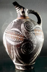 Minoische Kunst: Keramikkrug mit polychromen Zeichnungen. Aus Phaistos. Archäologisches Museum, Heraklion, Kreta