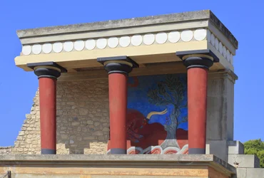 Minoische archäologische Stätte von Knossos. Nordeingang, Nordpfeilerhalle. Bastion, rekonstruiert von Arthur Evans, wo er eine Kopie eines restaurierten Relief-Freskos eines Stiers anbrachte. Knossos, Kreta.