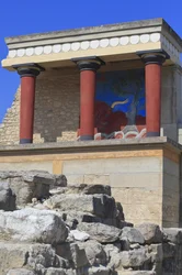 Minoische archäologische Stätte von Knossos. Nordeingang, Nordpfeilerhalle. Bastion rekonstruiert von Arthur Evans, wo er eine Kopie eines restaurierten Relief-Freskos eines Stiers platzierte. Knossos, Kreta