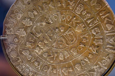 Phaistos-Scheibe. Symbolische Zeichen in einer Spirale angeordnet (Seite A), frühes 17. Jahrhundert v. Chr.